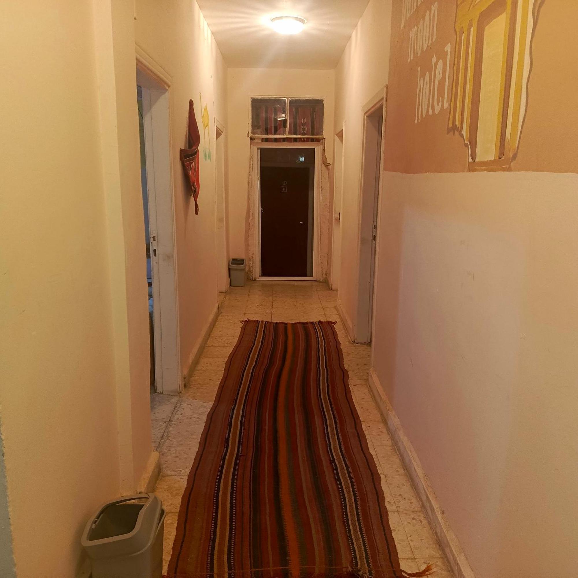 Dana Moon Hostel Екстер'єр фото